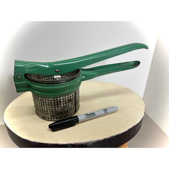 MCM Green Enamel Ricer-Masher VTG baby food processor - Kitchen Decor, Prepping - Picture 7 of 7